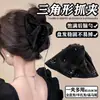 Presilha de Cabelo Grande Triangular Estilo Hepburn, Pinça Tubarão Shell de Cetim Francês para a Parte de Trás da Cabeça, Acessório de Cabelo de Luxo para Mulheres