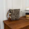 Bolso de hombro cruzado vintage de alta calidad con estampado de leopardo, nuevo de moda de verano 2026, simple, moderno y versátil