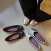 Temporada do Primeiro Encontro: Sapatilhas de Bico Redondo com Laço e Rebites, Mocassins Baixos