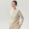 Nova coleção outono/inverno: Suéter casual, de gola redonda, manga longa, com caimento solto e modelador, feito de uma mistura de 75% caxemira e 25% seda de amoreira.