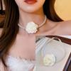 Collar de perlas multicapa con diseño de flor de satén de estilo francés suave para mujer, cadena de clavícula de diseño elegante y de alta calidad.