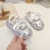 Sapatos Infantis Primavera e Outono 2026 Fofos Bordados com Flores Pequenas Sapatos Casuais para Meninas Tênis Antiderrapantes Versáteis e Confortáveis para Crianças