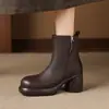 Botas de tornozelo fashion estilo britânico com pele de carneiro, 7cm, nova coleção outono/inverno 2026, bico redondo, sola grossa, salto grosso e forradas com fleece para aquecimento