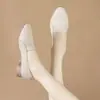 Sapatilhas Femininas Versáteis e Modernas 2026 Primavera Novidade Salto Baixo Couro Macio Bico Raso Solado Macio Sapatos de Mãe Mocassins Femininos