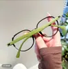 Gafas de lectura ultraligeras para mujer con filtro de luz azul, montura estilo celebridad, marco grande color verde té mostaza mate, gafas sencillas