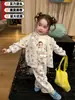 En Stock Fábrica Otoño 2026 Ropa Nueva para Niños, Lindo y Moderno Conjunto de Jardín de Infancia para Niñas, Tipo a de Dibujos Animados Xiaoyu