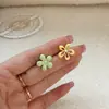 Brincos Luxuosos e Requintados de Flor Oca com Toque de Alto Padrão, Brincos Super Feéricos para Mulheres, Perfeitos para Férias de Primavera e Verão, Acessórios de Orelha Coloridos e Únicos