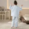 Pijama acolchoado feminino com bolsas de ar, de manga longa, fofo e adequado para outono e inverno, com estampa de desenho animado, e disponível para compra em lojas físicas.