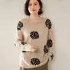 Suéter de cachemira pura para mujer, grueso, con patrón de camelia, cuello redondo, capa interior cálida, top de punto moderno y casual