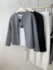 Chamarra con cuello alto y cierre estilo coreano minimalista de algodón al aire para mujer, colección otoño 2026, elegante y estilizada, cárdigan sudadera versátil