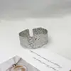 Design Estilo Ins Braceletes Côncavos e Convexos Joias da Moda Versão Larga Aço Titânio Banhado a Ouro 18K Bracelete Largo Assimétrico Exagerado para Mulheres