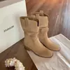 Botas de cavaleiro femininas 2026 novas, estilosas, de bico quadrado, corte em V, em couro, com saltos grossos, efeito emagrecedor, design de perna larga e estilo na altura do tornozelo
