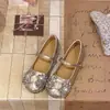 Nuevos zapatos de mujer 2026, zapatos pequeños de cuero con pedrería y una sola tira, suela plana, aumento interno de altura, color plateado, nuevo diseño de moño, colección de otoño