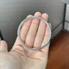 Pulseira Cruzada Europeia e Americana Novo Estilo Textura Irregular de Folha de Estanho Design de Nicho Anel Liso Esculpido Joia de Mão de Alta Qualidade para Mulheres