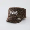 Gorra de béisbol vintage con estampado de leopardo dulce para bebés y niños pequeños, con visera pequeña y ajuste grande, adecuada para la protección solar de otoño