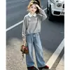 Conjunto de Duas Peças Feminino para Primavera e Outono Estilo Coreano Moda Gola Polo com Acabamento em Renda Moletom Patchwork Jeans Doce com Laço