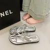 Sandálias Slip-on de Solado Plano para Mulheres 2026 Novo Verão Solado Macio com Saia Strass Absolutamente Lindas Chinelos de Praia para Mulheres