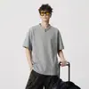 Camiseta cinza com gola Henry para homens, estilo americano de verão, polo de manga curta com zíper parcial, patchwork resistente.