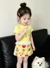Conjunto Novo de Verão Estilo Fofo Amarelo Manga Curta Camiseta Saia Calça Conjunto para Meninas Barra de Renda Roupa de Verão Conjunto Elegante de Duas Peças
