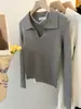 Suéter tejido de cuello polo gris estilo francés para mujer, capa base de otoño, suéter fino, top vintage de cuello desplegable
