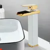 Diretamente do fabricante da torneira: torneiras de cascata para banheiro, torneiras de lavatório, torneiras de água fria e quente de bico largo estilo europeu