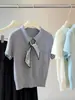 Top de punto gris con cuello polo de manga corta de seda helada para mujer, nuevo estilo de principios de otoño, simple y casual, adelgazante, con bufanda