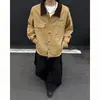 Chaqueta de mezclilla estilo retro americano Detroit para hombre, colección primavera 2026, con diseño de bloques de color, cuello alto y estilo casual, holgado y moderno.