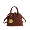 Bolsa de concha de nicho de alta gama para mujer 2025 Nuevo estilo coreano retro de un solo hombro bandolera pequeña bolsa de mensajero bolsa de boliche