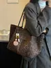 Bolso tote nuevo de estampado de leopardo 2026, gran capacidad, adecuado para ir al trabajo, bolso de hombro elegante y versátil, que irradia un ambiente sofisticado y retro