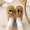 Chinelos de algodão femininos, novo estilo 2026, para uso doméstico, com design de bico fechado, quentes, de pelúcia, com sola grossa, antiderrapantes, confortáveis e resistentes a odores. Chinelos de inverno de algodão masculinos