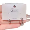 Novo produto de outono: Brincos chatos torcidos de zircônia, requintados e simples, com um estilo coreano de alta qualidade e uma vibe cool e minimalista
