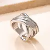 Anillos transfronterizos de acero de titanio europeos y americanos que no se decoloran, ofreciendo una sensación de lujo ligero y alta gama, anillos cruzados fundidos, fabricante de joyería de acero inoxidable
