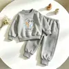 2026 Novo Conjunto de Duas Peças de Desenho Animado Cachorrinho para Crianças Conjunto de Moletom com Gola Redonda e Calça de Moletom para Meninos Pequenos e Bebês Primavera e Outono