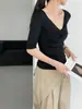 Luego, la camiseta de mujer de manga corta de puro deseo con cuello en V y cinco mangas estilo coreano con un diseño elegante, corte ajustado y hombros rectos N650