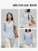 Camiseta de manga larga a rayas azules y blancas de otoño para mujer, cuello en U, corte holgado, favorecedora, con un diseño único, top básico versátil y moderno