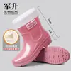 Botas de lluvia cortas con estilo, zapatos de agua hasta la pantorrilla, botas de lluvia duraderas, aptas para la cocina, zapatos de goma cálidos para adultos, botas de trabajo para mujer, antideslizantes e impermeables