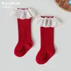 Calcetines de algodón de grado A para bebé, versátiles para primavera y otoño, con un dulce diseño de encaje calado, de longitud media hasta la pantorrilla y un borde festoneado estilo princesa.