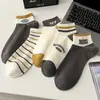 [Venta al por mayor de fábrica] calcetines calcetines cortos para hombre días de primavera y verano finos transpirables desodorantes deportivos masaje inferior calcetines de barco para estudiantes