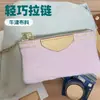 Nova Carteira de Moedas em Jeans, Tecido Jeans Rosa Moderno e Versátil, Bolsa de Moedas Pequena Prateada, Leve com Zíper e Pingente Pequeno