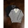 Suéter gris oscuro de imitación dos piezas con cuello en V, unisex, otoño/invierno, estilo casual y relajado, capa base de punto, top interior con cuello