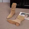 Botas de Gamuza con Tacón Oculto de 7CM, Punta Puntiaguda, Caídas, para Mujer, Otoño Invierno, Nuevas, de Media Pantorrilla, Tacón Grueso, Remaches, Plisadas, Estilo Western