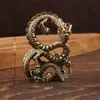 Los adornos de metal son artículos decorativos pequeños de venta caliente transfronteriza, con animales de dibujos animados creativos y diseños retro personalizados.
