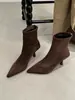Botines cortos de tacón de aguja de gamuza puntiagudos estilo retro coreano Chuyuji para mujer, botines cortos versátiles elásticos ajustados vintage de otoño e invierno