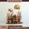 Escena de decoración de escaparate de tienda de ropa con flores de otoño, juncos, hierba y flores secas para una transmisión en vivo con temática femenina