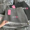¡Muy recomendado para uso personal, un imprescindible! Esta falda gris de mezcla de lana de línea A es perfecta para la primavera y el otoño, ofreciendo un corte favorecedor y previniendo cualquier percance del vestuario.