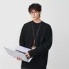 Camiseta de Manga Larga con Cuello Redondo Nueva para Hombre, Estilo Japonés Holgado Retro Rasgada, Marca de Moda, Camiseta Básica Simple para Primavera y Otoño 2025