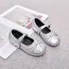 Sapatos de Couro com Laço para Meninas Sapatos de Princesa 2026 Outono Novo Estilo Sapatilhas Sola Macia Sapatos Individuais Mocassins de Cano Baixo para Crianças