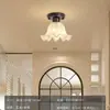 Araña de mariposas de 6 piezas en estilo crema francés, araña de lujo ligero para sala de estar con pétalos, iluminación decorativa de alta gama para el recibidor, hecha de hierro