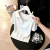 Camiseta de punto informal gris con cuello polo para mujer, nuevo modelo primavera-verano 2026, con diseño de cremallera, top súper popular y rejuvenecedor
