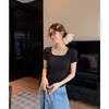 Foto Real de una Camiseta Gris Simple y Elegante de Cuello Cuadrado y Manga Corta para Mujer, Estilo Veraniego con Pliegues Únicos, Ceñida a la Cintura, Adelgazante y Ajustada